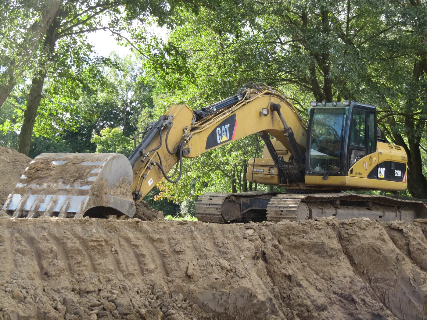 CAT 323 — vozový park HOLCNER – DOPRAVA