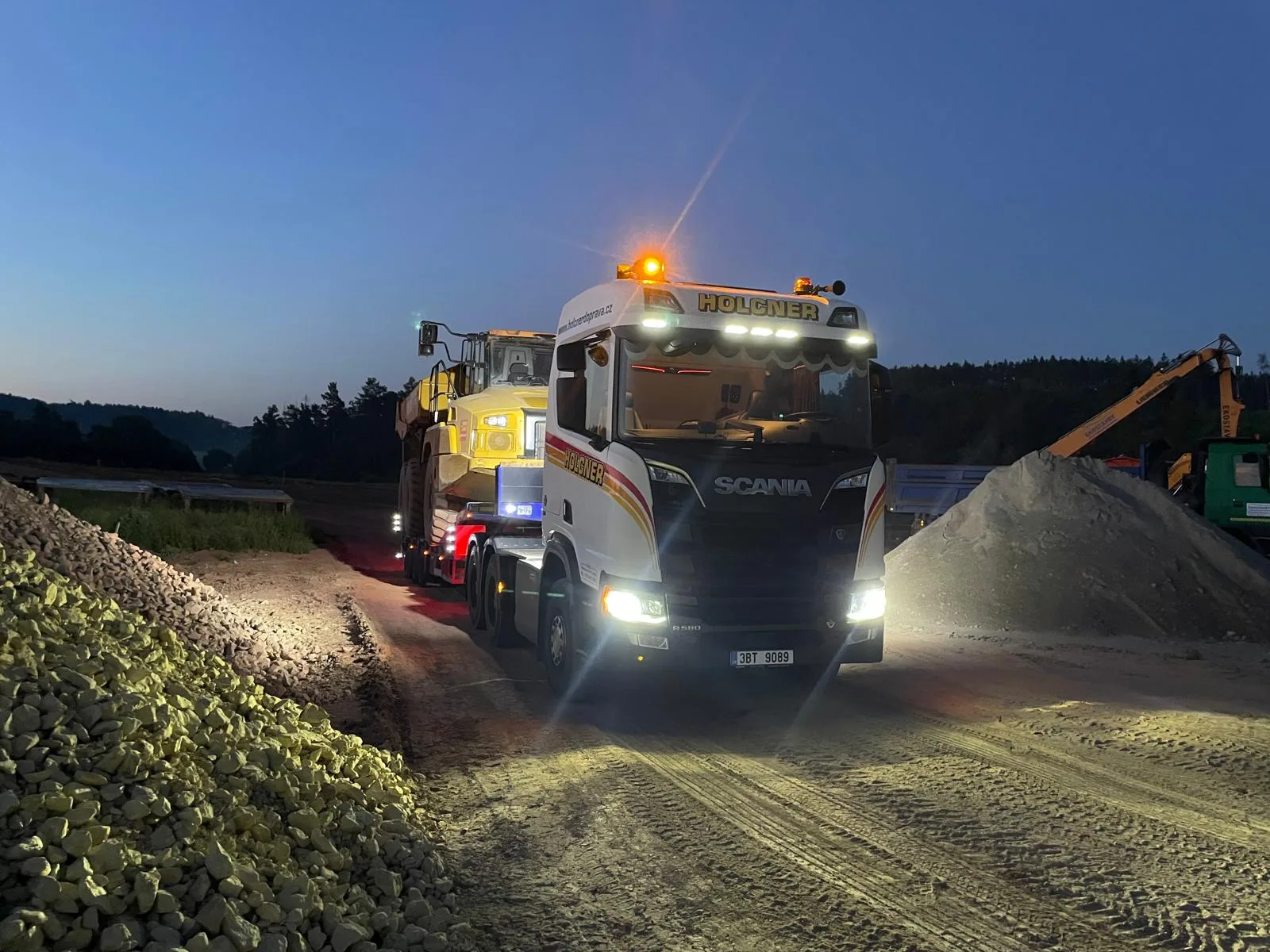 terénní dumper pro převoz zeminy, kamene