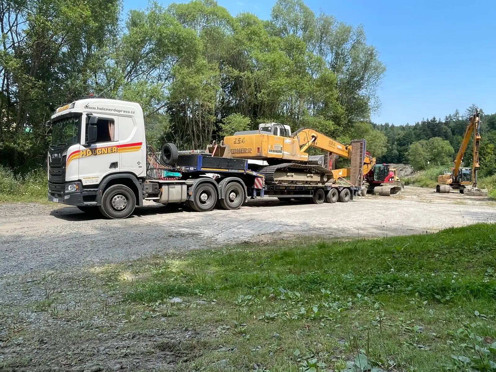 težká mechanizace na odbahnění rybníku